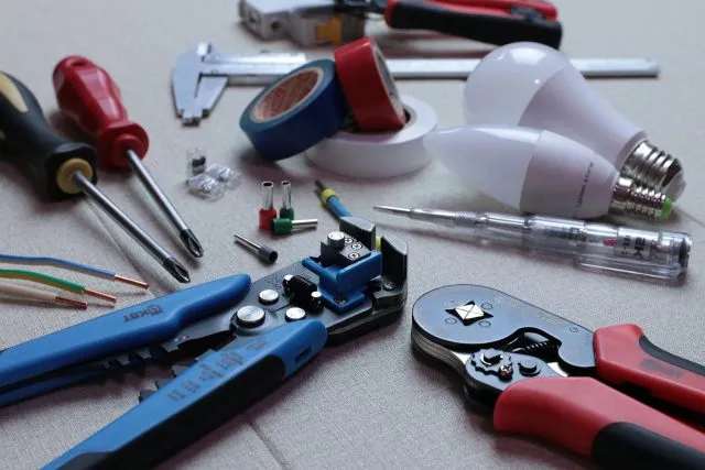 Narzędzia izolowane - istotne w pracy z instalacjami elektrycznymi
