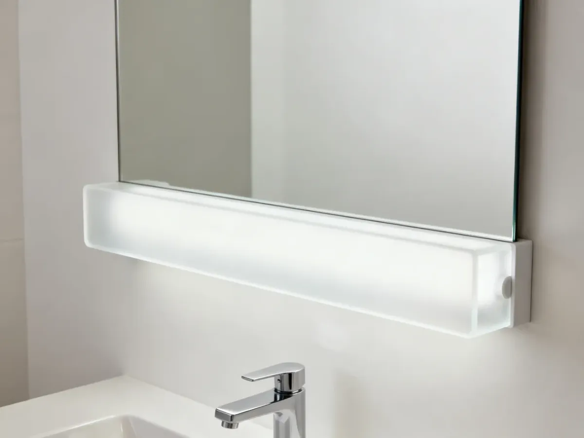 Lampa łazienkowa z mlecznym kloszem nad lustrem